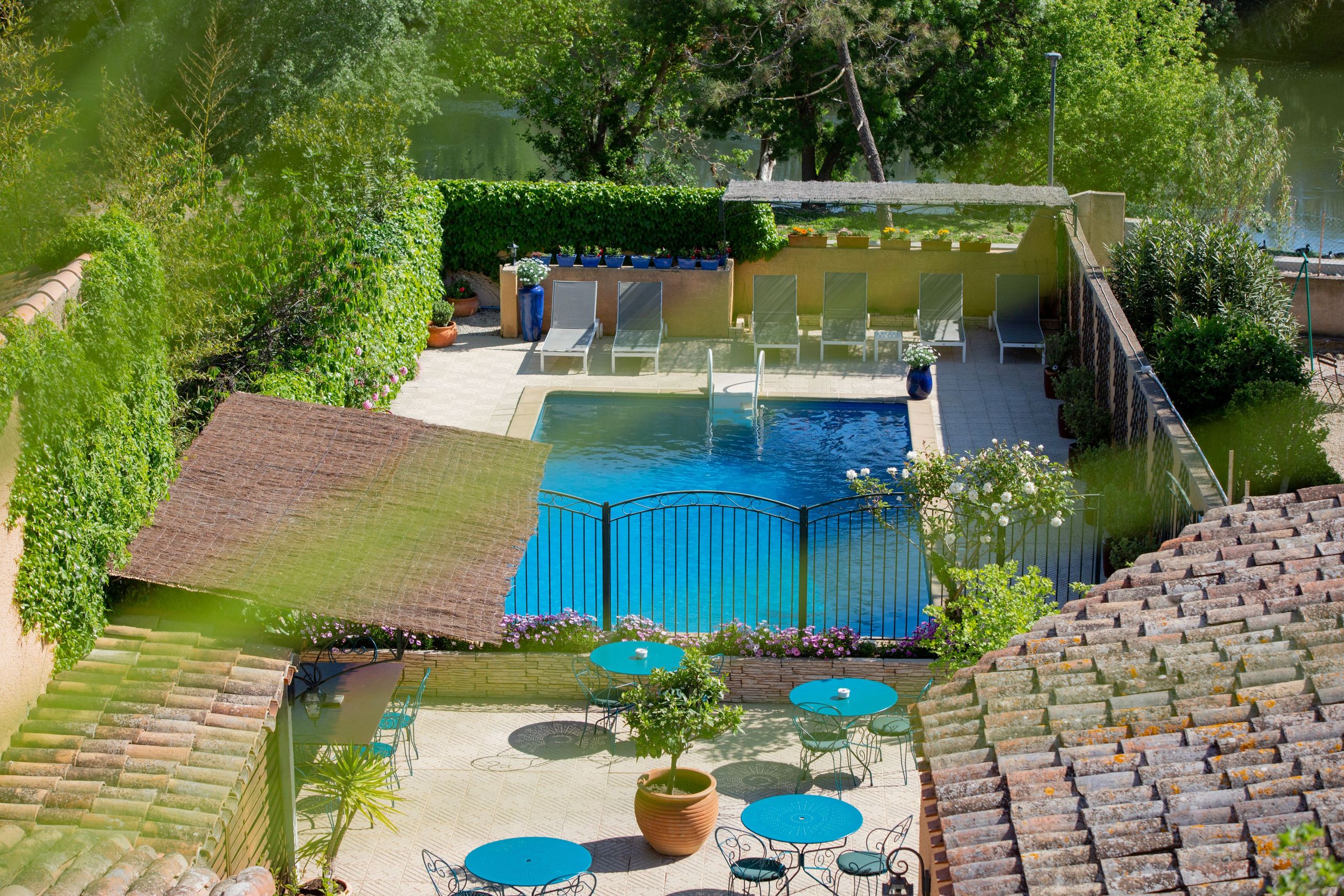 Cour intérieure et vue sur la piscine et la terrasse