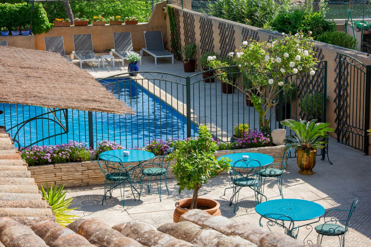 Vue sur la terrasse et la piscine par un temps ensoleillé